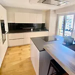 Cozy Apartment, Center, Sea View And Parking