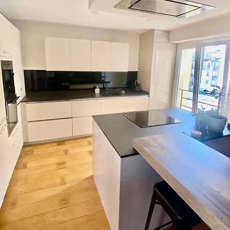 Cozy Apartment, Center, Sea View And Parking